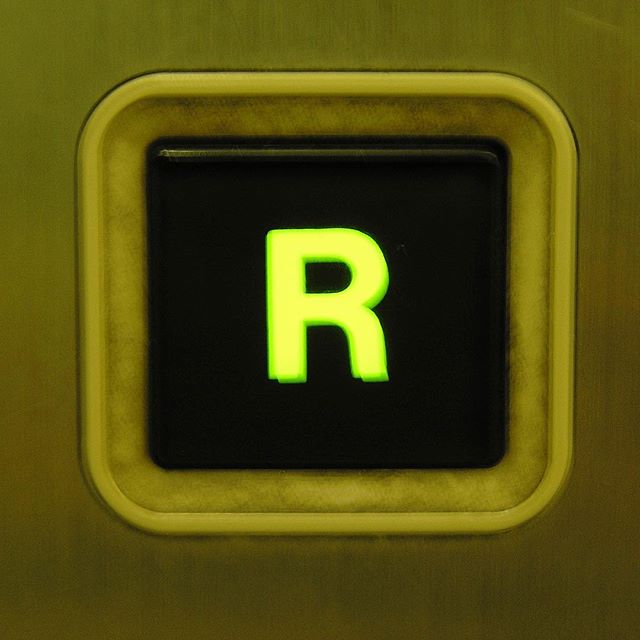 ワクワクするRボタン、その2。#屋上 #エレベーター